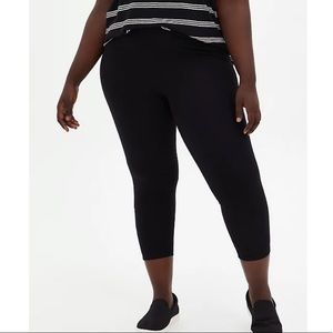 Torrid BLACK CROP PREMIUM LEGGING